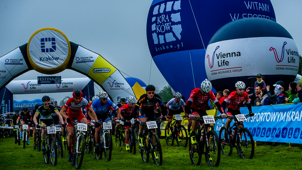 Blisko 400 zawodniczek i zawodników wystartowało w drugich zawodach Vienna Life Lang Team w Krakowie na najkrótszym dystansie Mini (24 km). Na trudnej i błotnistej trasie zwyciężył zdecydowanie Tomasz Sikora z TKKF Uklejna Myślenice.