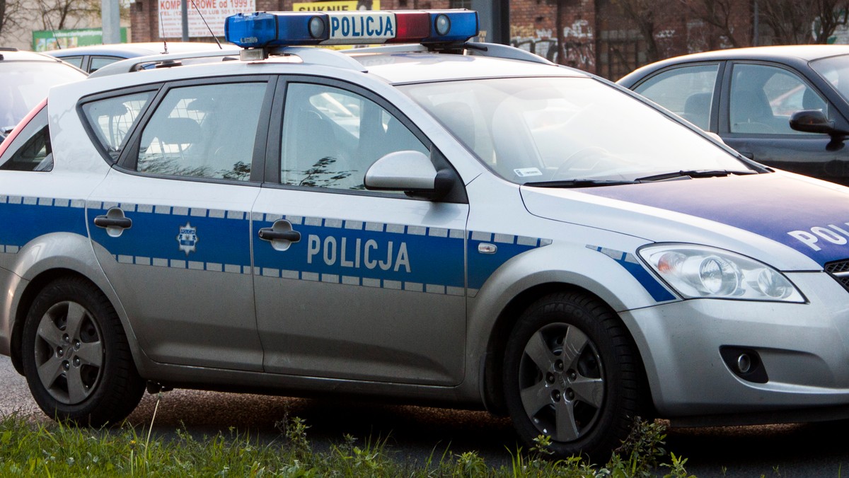 Kierowca jadący pasem autostrady A4 z Krakowa do Tarnowa uderzył w barierę ochronną i wyleciał z samochodu na przeciwległy pas. Mężczyzna zmarł.