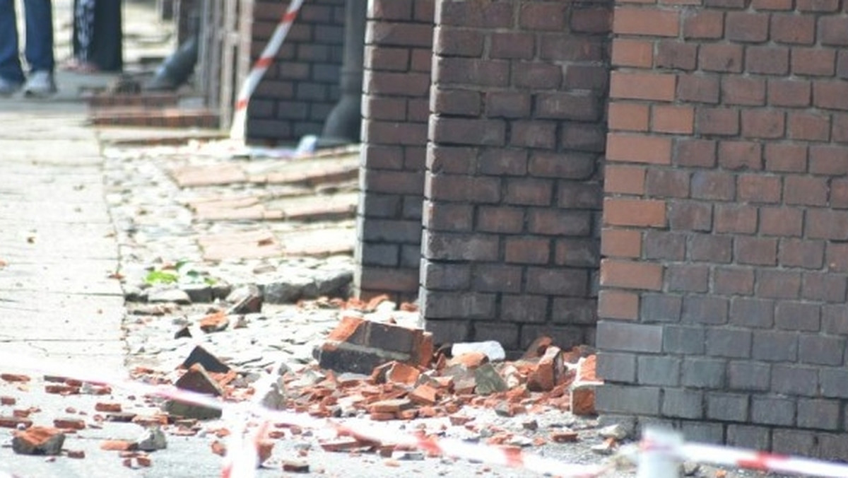 W nocy i nad ranem w piątek przez Bydgoszcz przeszły gwałtowne burze. Jednym ze skutków jest uszkodzony budynek przy pl. Kościeleckich UKW. Usuwano cegły z chodnika.