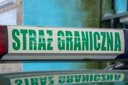 Polskie służby zablokowały granicę przed dużą grupą migrantów