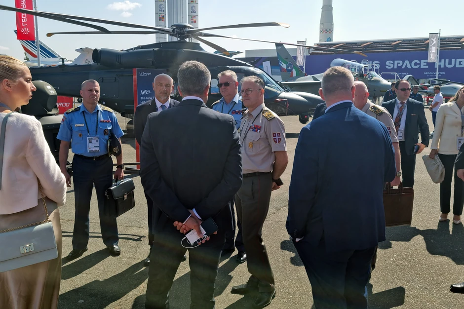 Delegacija Vojske Srbije na vazduhoplovnom sajmu u Parizu