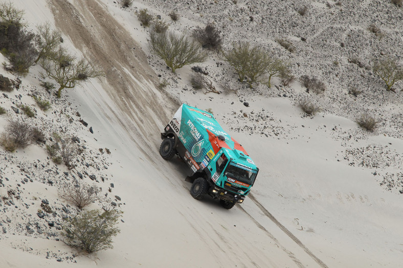 Dakar 2013: ciężarówka bez skrzyni, Małysz traci oddech (13. etap, wyniki, galeria)