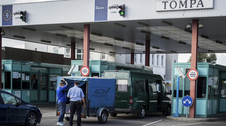 Lassú a forgalom a tompai határátkelőnél. / Fotó: MTI/Ujvári Sándor