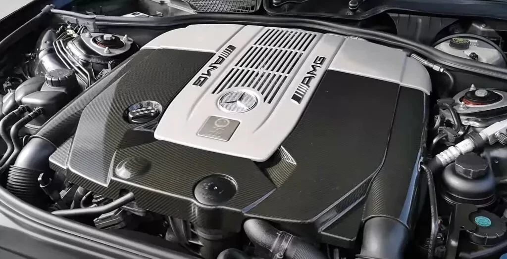 Detailný záber na výkonný motor auta, ktorý podlieha vyššej registračnej dani. 