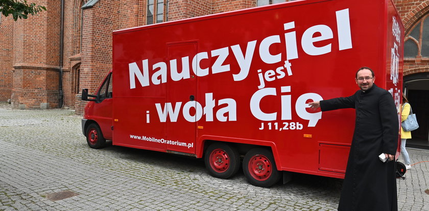 Food truck przerobiony na mobilną kaplicę. Dojedzie tam, gdzie nie ma kościoła