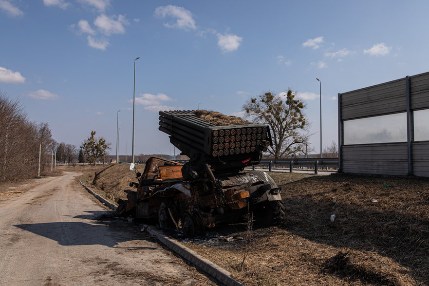 Zniszczone rosyjskie pojazdy wojskowe w obwodzie kijowskim