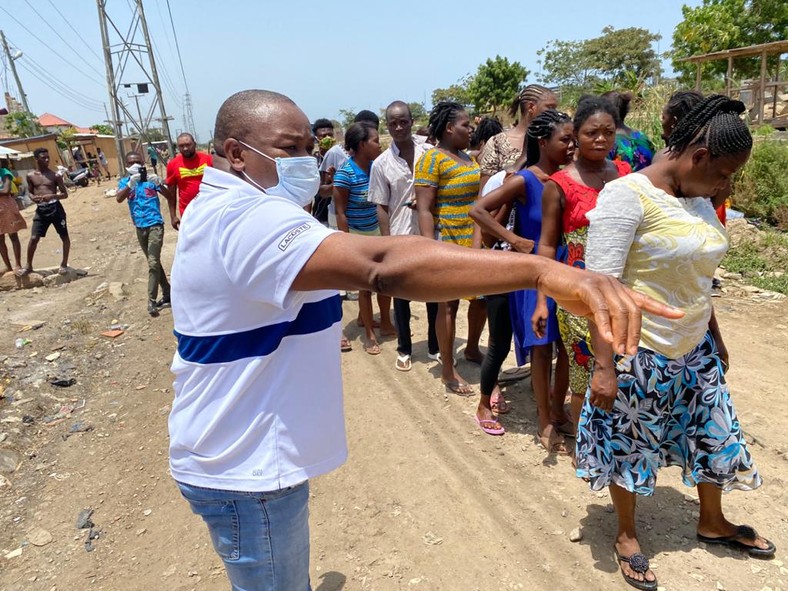 Hassan Ayariga shares food items to the needy using the best method seen so far (video)