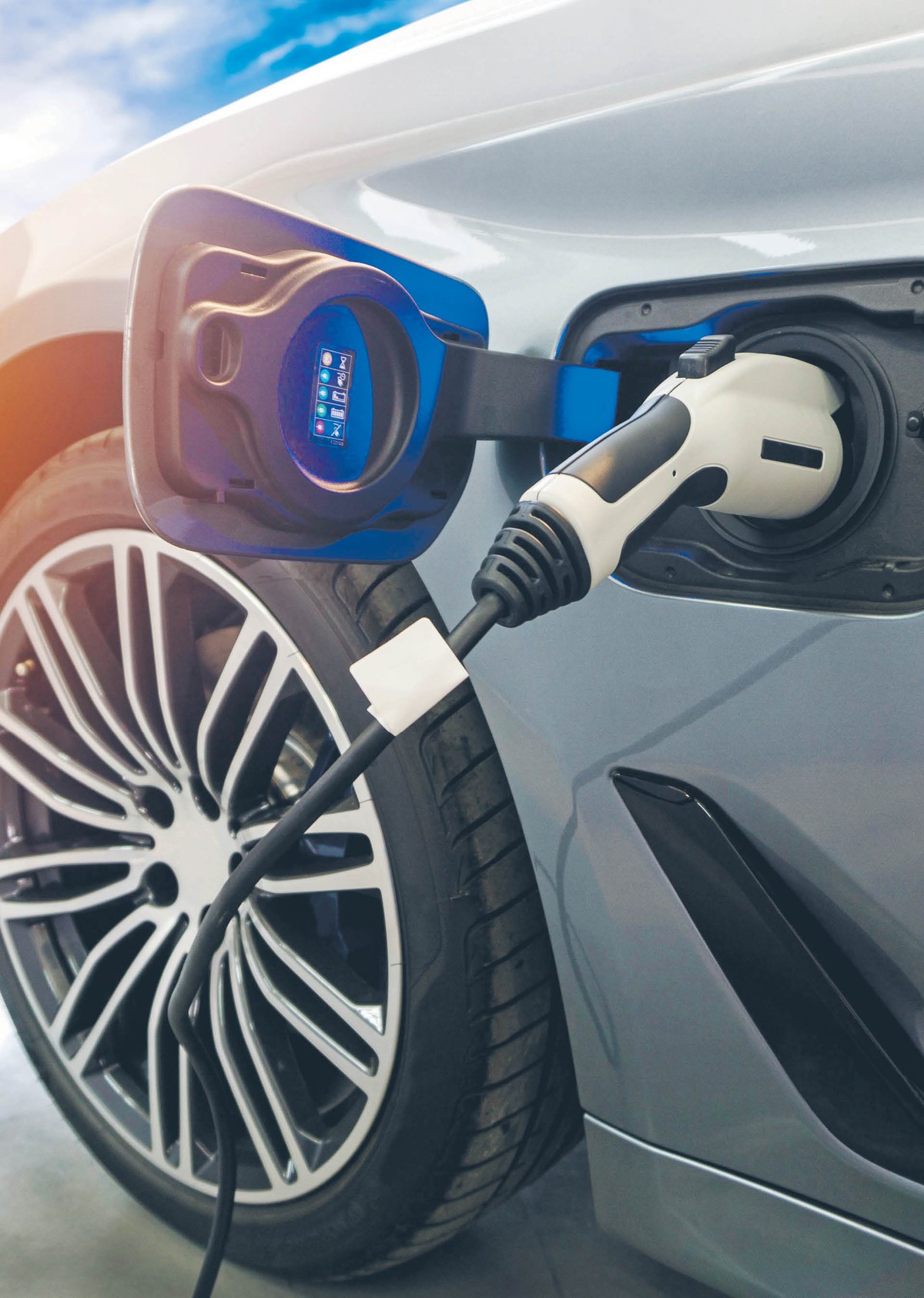 fot. Smile Fight/Shutterstock Wielu ekspertów, biorąc pod uwagę suche liczby i wyzwania infrastrukturalne, nie ma wątpliwości, że rynek motoryzacyjny doświadczy kilku strukturalnych kryzysów, nim osiągnie względną równowagę pomiędzy liczbą e-aut i stacji ładowania.