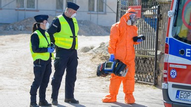 Koronawirus. Rodziny pielęgniarek z DPS w Drzewicy apelują o pomoc. Wojewoda odpowiada, że... podziwia postawę kobiet