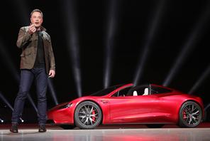 Elektryczny sportowy samochód marki Tesla