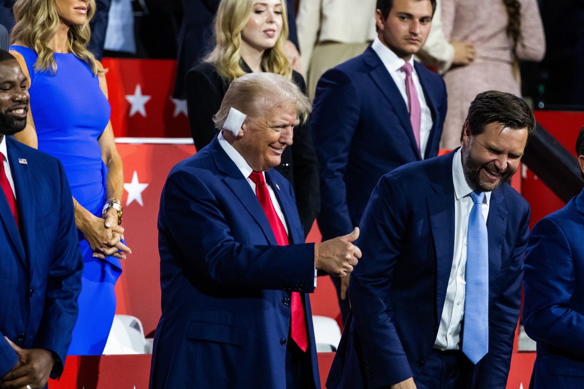 Republikański kandydat na prezydenta i były prezydent Donald Trump wraz ze swoim kandydatem na wiceprezydenta JD Vance'em, podczas wieczornej sesji w dniu otwarcia Narodowej Konwencji Republikanów w Fiserv Forum w Milwauke