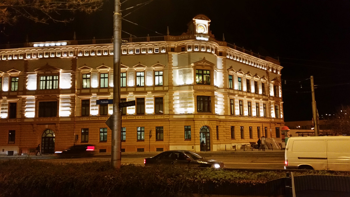 Od kilku dni można już podziwiać nowy wygląd głównego gmachu Akademii Muzycznej we Wrocławiu. Szczególnie po zmroku podświetlony budynek robi wrażenie. Prace trwały cztery miesiące i kosztowały ponad 1,5 mln złotych.