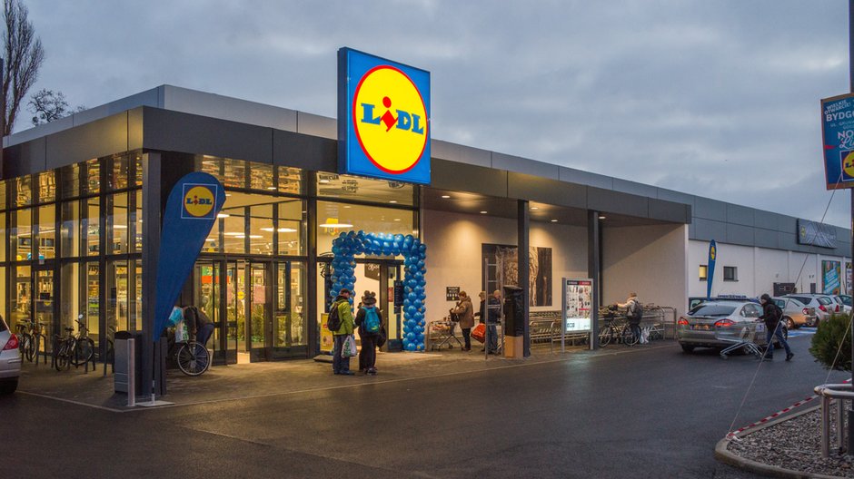 Zarobki pracowników sklepów w 2023 r.  Na zdjęciu ilustracyjnym sklep Lidl 