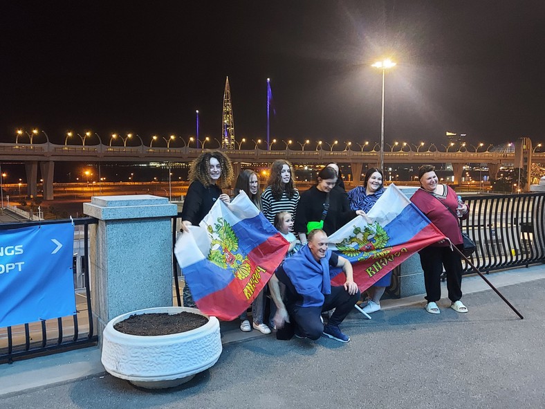 Participantes en una ceremonia chamánica en San Petersburgo con banderas rusas, el 9 de septiembre de 2023.