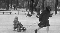 kuligi, jazda na nartach bez wyciągów, ortalionowe kurtki. tak w prl-u