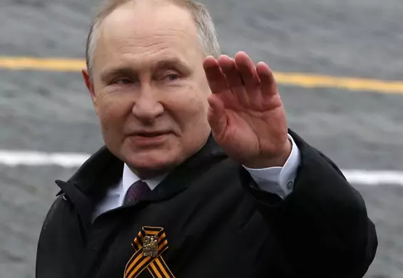 Putin pokazuje się z tą wstążką. Co oznacza? Niektóre kraje jej zakazały