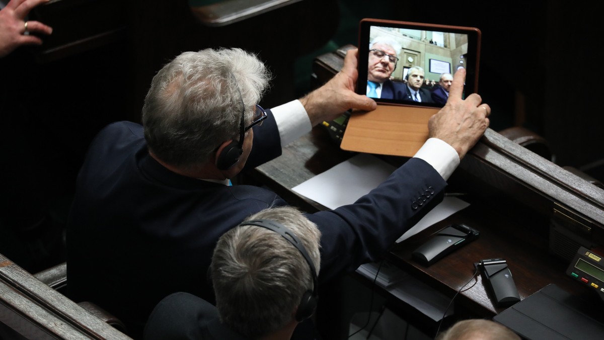 Pod koniec lutego w polskim Sejmie miało miejsce wystąpienie przewodniczącego Seimasu Republiki Litewskiej Victorasa Pranckietisa. Okazuje się, że podczas przemowy Pranckietisa, polscy posłowie byli zajęci robieniem sobie zdjęcia.