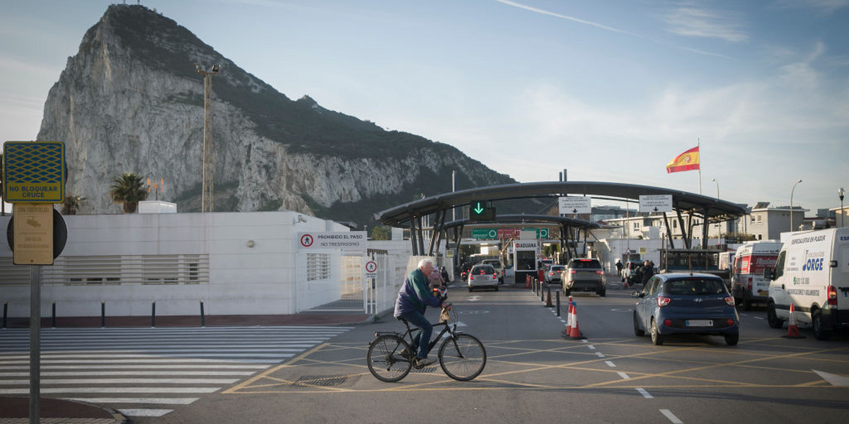 Gibraltar jest uzależniony gospodarczo od dostępu do unijnego rynku, a ponad 15 tys. osób mieszka w Hiszpanii i pracuje na Gibraltarze, codziennie przekraczając granicę.