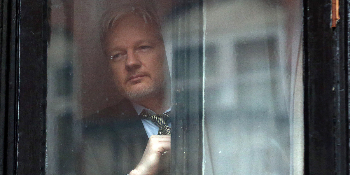 Julian Assange - założyciel WikiLeaks od połowy 2012 roku przebywa w ambasadzie Ekwadoru w Londynie. Unika w ten sposób ekstradycji do Szwecji