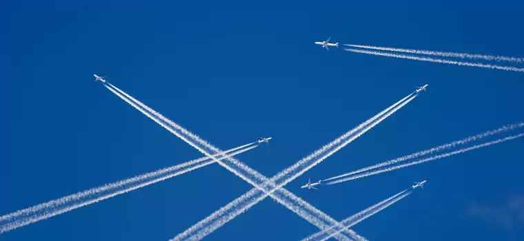 Smugi zostawiane przez samoloty i kontrowersje wokół "chemtrails". Sprawdzamy, co na ten temat mówi nauka