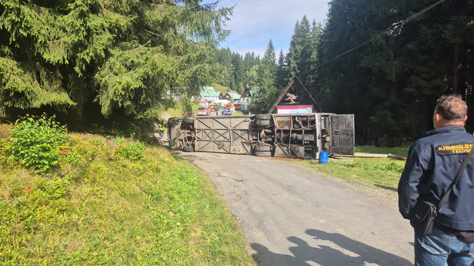 V Beskydách sa prevrátil autobus so študentmi. 