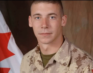 Jonathan James był pierwszą osobą w USA skazaną za hakerską działalność. Już w wieku 15 lat włamał się do szkolnego systemu informatycznego, a także NASA i Departamentu Obrony. Wykradł w tym czasie rządowe oprogramowanie o wartości 1,7 mln dol. Zdobył także dostęp do kodu źródłowego Międzynarodowej Stacji Kosmicznej, co doprowadziło do zamknięcia komputerów NASA na trzy tygodnie. James został wyśledzony przez Secret Service. Nie przyznał się do stawianych mu zarzutów. W 2008 roku popełnił samobójstwo, zostawiając notatkę: 'Nie wierzę w działanie systemu sprawiedliwości'.