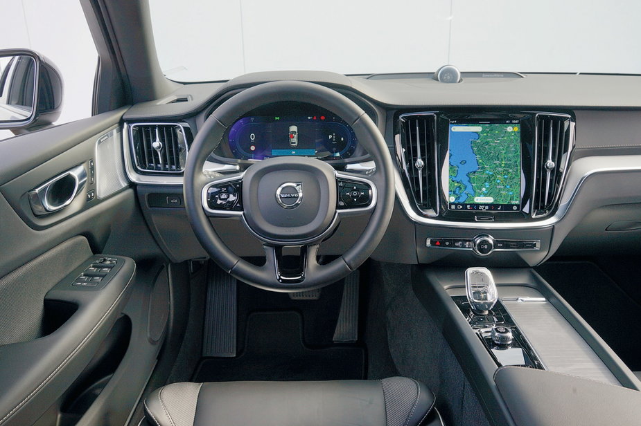Volvo V60 2022 - stylowo, prosto i klarownie. 9-calowy ekran dotykowy też ustawiono pionowo.