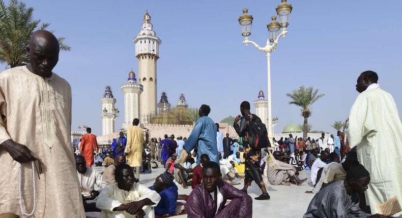 Des fidèles se réunissent dans la grande mosquée de Touba pour la prière du vendredi