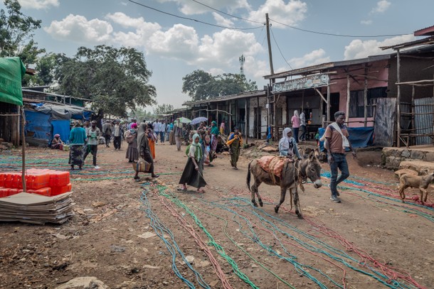 Na targu w Gore, gdzie kupiliśmy owce dla Alami, prym wiodą mężczyźni. Kobiety sprzedają tam tylko postronki. Kolorowe sznury leżą na ziemi przed wjazdem na targ