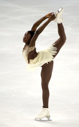 Seksowne łyżwiarki swoim tańcem rozgrzeją nie tylko lód