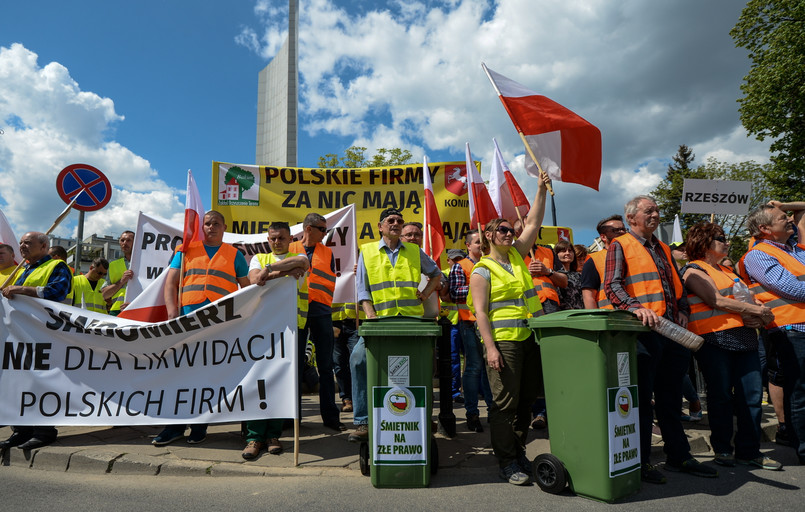 Ogólnopolska manifestacja pracowników i pracodawców z branży odpadowej przed budynkiem Sejmu.