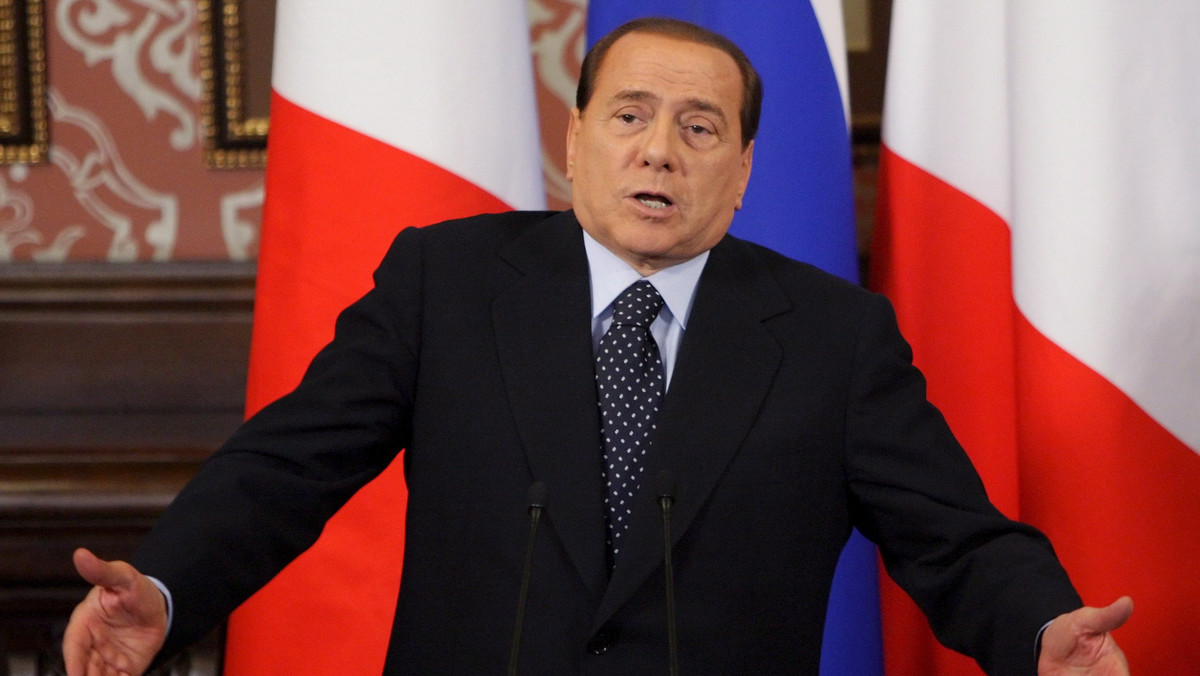 Silvio Berlusconi łączy politykę, biznes, sport (jest właścicielem klubu piłkarskiego AC Milan) i seks. Nazwa jego partii Forza Italia, była wykrzykiwana na włoskich stadionach, zanim jeszcze partia ta powstała. Na każdym meczu Włosi dopingowali swoich piłkarzy okrzykami forza Italia! (Naprzód Włochy). Skandalista o niewyparzonym języku, wielbiciel kobiet, niestrudzony kochanek i ojciec gromadki dzieci. Ma 73 lata, farbowane włosy, jest po kilku operacjach plastycznych, a na koncie ma ponad 9 mld dolarów. Lubi wystawne życie i imprezy z udziałem prostytutek. Kobiety lubi bardzo: karierę w jego partiach robiły zawsze młode i atrakcyjne dziewczyny, modelki często zostawały posłankami. Pytanie dziennikarki o rosnące bezrobocie zbył, proponując jej małżeństwo ze swoim synem, jako najlepszy sposób na obronę przed bezrobociem. Znajomi Silvia przyznają, że wszystkie seksafery z udziałem Premiera i prostytutek wynikają z jego uzależnienia od seksu.