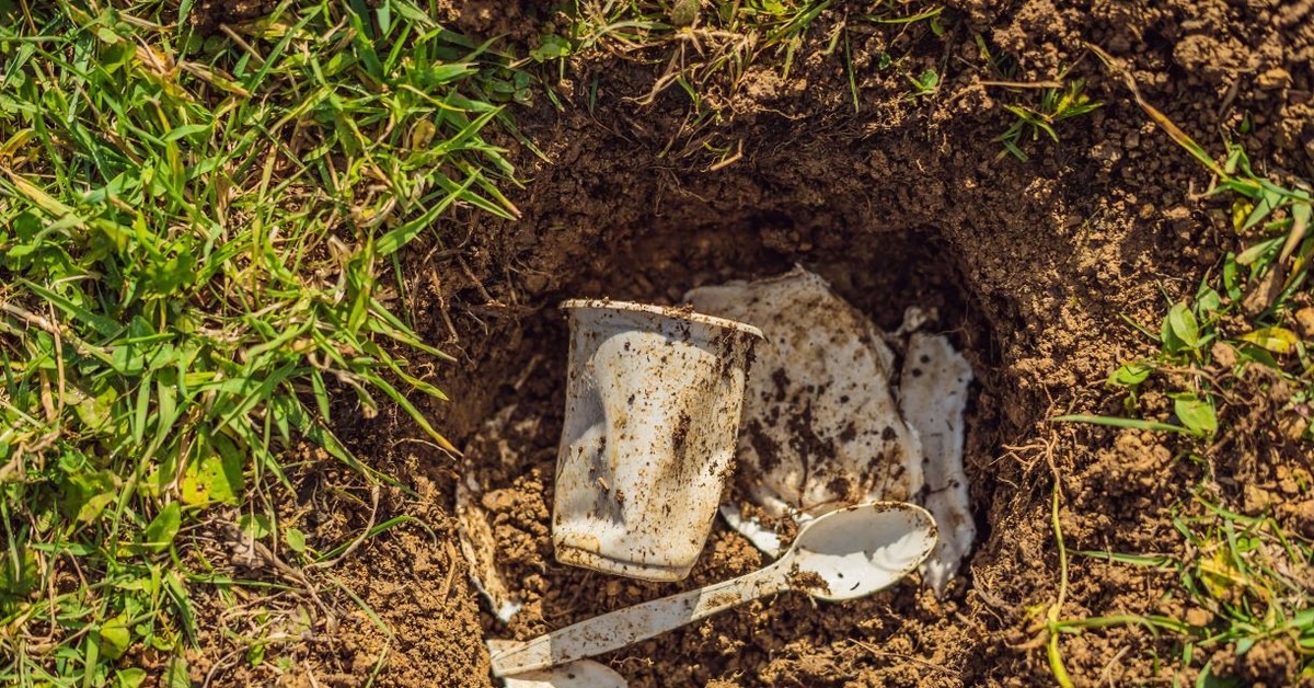 Nieskuteczne usuwanie dzikich wysypisk śmieci. Nowych przybyło