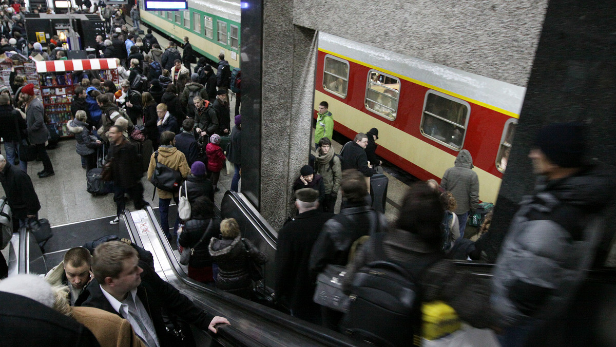 Nieodpowiedzialność młodego ojca mogła doprowadzić do śmierci 7-miesięcznego dziecka. Niemowlę wypadło z wózka i stoczyło się po stopniach ruchomych schodów na Dworcu Centralnym. Opiekujący się nim ojciec był pijany - informuje KSP.