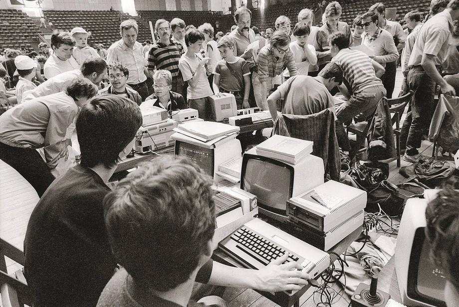 Rok 1987. Polska. Targi komputerowe na warszawskim Torwarze. Posiadanie własnego Atari było marzeniem każdego. Nawet większym od posiadania Commodore 64