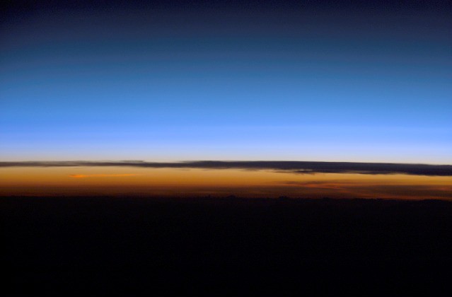 Spowite chmurami zachodnie niebo sfotografowane z pokładu promu kosmicznego