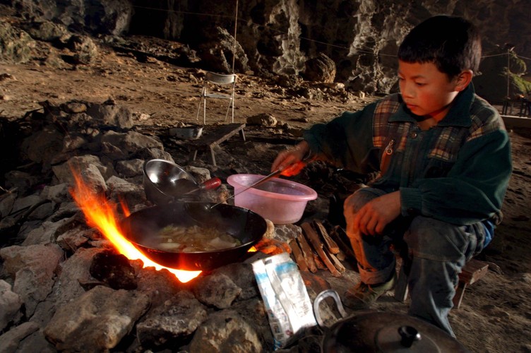 Uczeń przygotowuje posiłek w przerwie zajęć