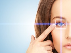 Różne problemy - różne rozwiązania. Jak zachować młodość skóry wokół oczu?