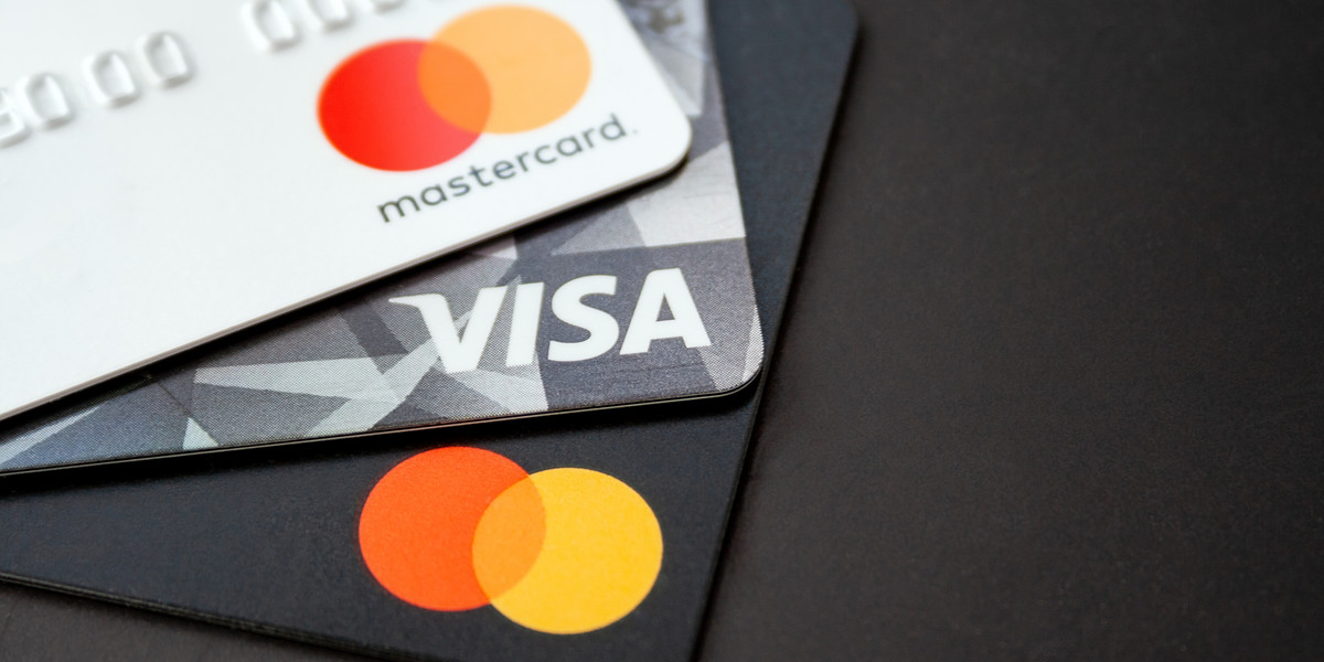 Visa i Mastercard dołączyły do długiej listy przedsiębiorstw, które zawieszają swoje usługi w Rosji bądź całkiem wycofują się z tego kraju.