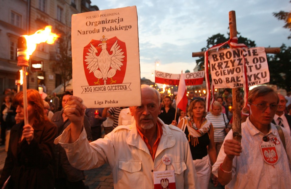 WARSZAWA KRZYŻ POD PAŁACEM PREZYDENCKIM MARSZ PAMIĘCI