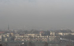 Smog w Krakowie. Coraz więcej osób chodzi w maseczkach na twarzy