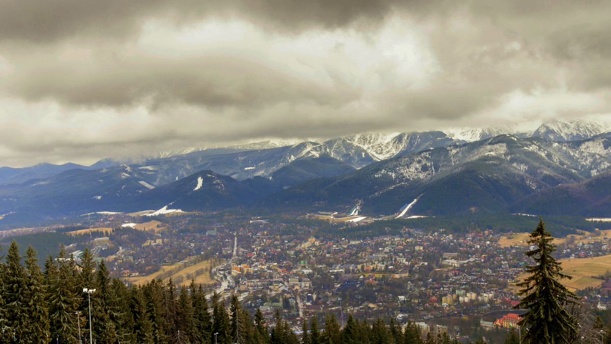 <strong>Zakopane i okolice są pełne różnych atrakcji. Przede wszystkim jest tutaj wiele górskich szlaków prowadzących do ciekawych miejsc. Jednak atrakcje Zakopanego i okolic to nie tylko góry. W samym mieście też coś znajdziemy.</strong>