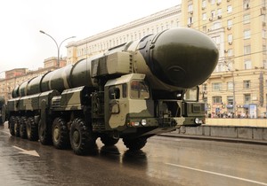Moderne balističke nuklearne rakete na probi vojne parade u Moskvi, Rusija