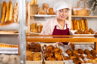 Lepiej wyrzucić chleb do kosza niż dać pracownikowi. W przeciwnym razie ZUS upomni się o składki, a fiskus o podatek