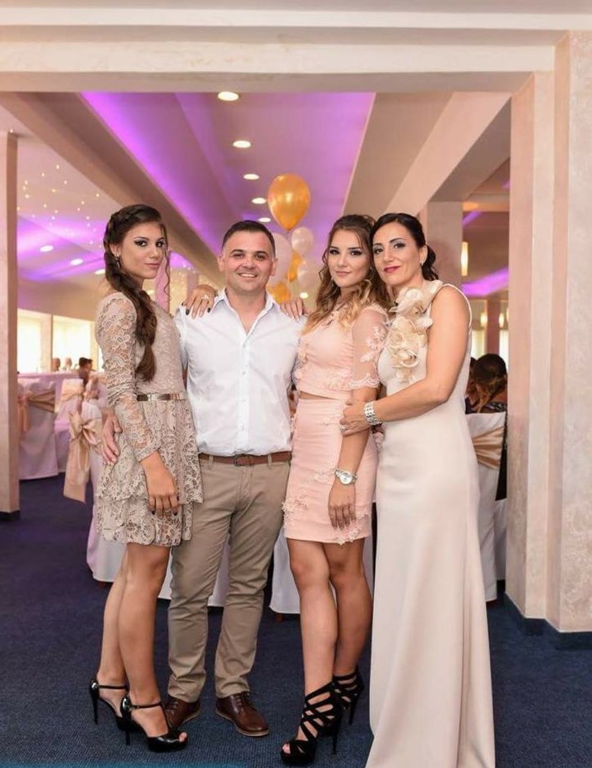 Tamara sa roditeljima i mlađom sestrom