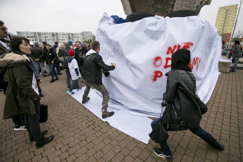 Dąbrowa Górnicza. Obrona pomnika Bohaterów Czerwonych Sztandarów