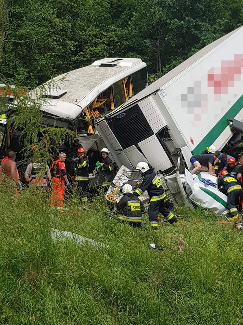 Wypadek autokaru z dziećmi. Wielu rannych