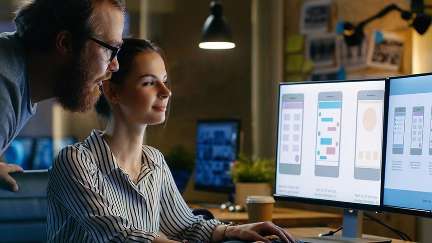 Projekty w akceleratorach e-Pionier są realizowane w nowatorskiej formie tzw. zamówień przedkomercyjnych. Oznacza to, że instytucje publiczne składają akceleratorom zamówienie

na rozwiązanie problemu, wypracowanie rozwiązania. Specyfikacja odnosi się do potrzeb i funkcjonalności, a nie opisu konkretnego produktu lub usługi. Te są dopiero wynikiem prowadzonych prac. Instytucja składająca zamówienie przedkomercyjne może, ale nie musi dokonać zakupu wypracowanego rozwiązania. Nie ma też na nie wyłączności.