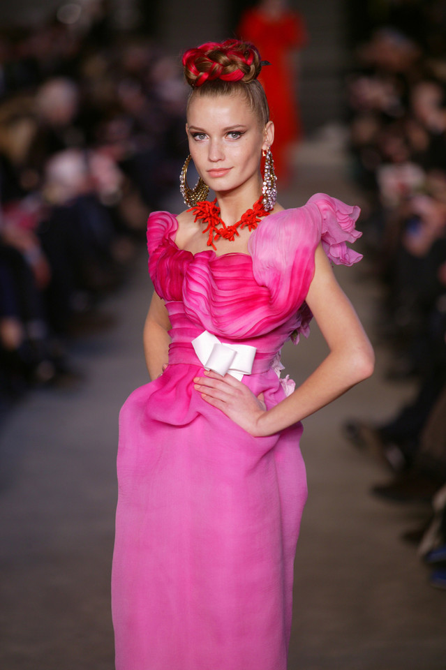 Suknia Diane Kruger prezentowana podczas pokazu Haute Couture Christiana Lacroixa na sezon Wiosna/Lato 2009