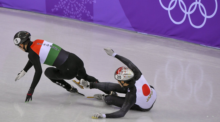 Liu Shaoang (feketében) és a japán Rioszuke Szakazume a phjongcshangi téli olimpia rövidpályás gyorskorcsolya-versenyének férfi 1000 méteres selejtezőjében /Fotó: MTI - Czeglédi Zsolt